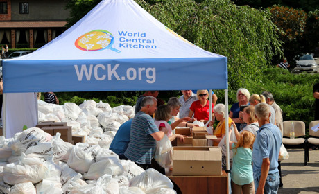 У Нікополі переселенці отримали продуктові набори від World Central Kitchen: фоторепортаж