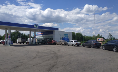 Дефіцит бензину в Гадячі: чи обов'язково мати талон та які ціни на пальне