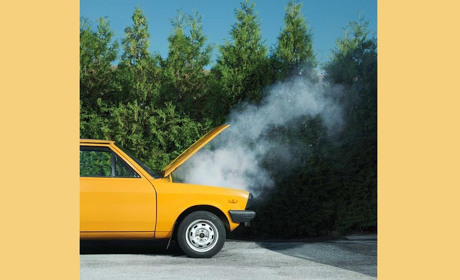 Дрібниці в бардачку, які врятують у дорозі, якщо автомобіль не заведеться