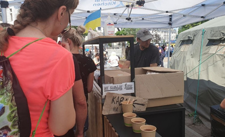 Як на Львівському вокзалі волонтери зустрічають людей, що рятуються від війни в Україні