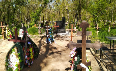 "Взрывом выкинуло гроб": как хоронят на Луганщине под обстрелами