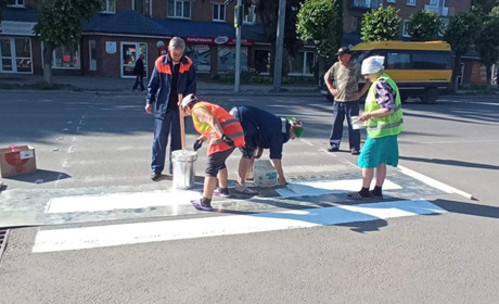 В Барі комунальники поновлюють фарбу на пішохідних переходах