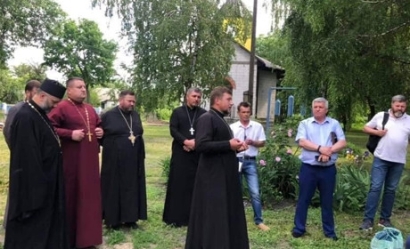 В Улянівці люди поговорили й не вирішили, з якою церквою вони лишаються