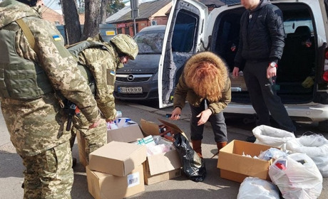 Що брати з собою на фронт волонтерам. Радить журналіст та волонтер Тім Златкін