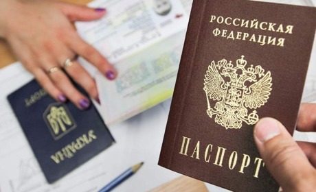 Колаборант Сальдо отримав паспорт РФ: російські "документи" роздають на Херсонщині та Запоріжжі