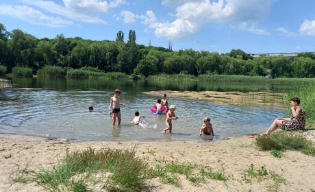 Поряд парк, дитина може пострибати на батуті, а потім гратися у піску біля ставку: про дитячий пляж