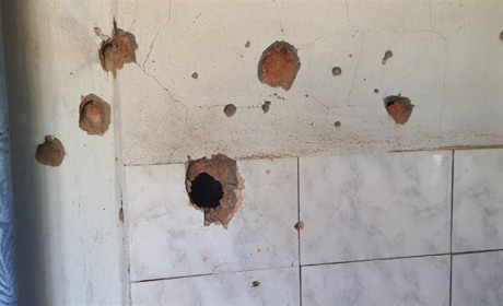 Осколок від снаряду пробив наскрізь стіну за кілька сантиметрів наді мною: про обстріли у Ворожбі