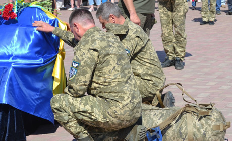 В Южноукраїнську попрощалися з загиблим воїном - танкістом Віталієм Крючковим. ФОТО