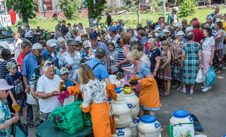 Чому люди вимушені стояти в чергах за їжею в окупованій Волновасі. Фото