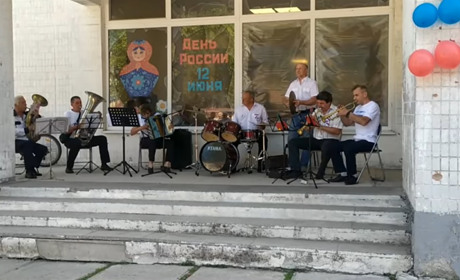 День россии и матрешка: в оккупированой Волновахе на "празднике" выдают значки. Видео