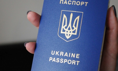 Українці зможуть отримувати закордонні та внутрішні паспорти за кордоном