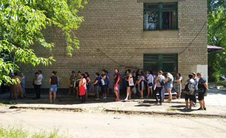 У Жовтих Водах переселенцям видавали талони на гуманітарку: про що кажуть у черзі