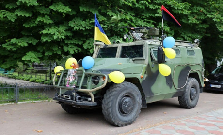 До РАЦСу їхали на військовому авто, а далі все традиційно - біла фата, обручки, вітання...