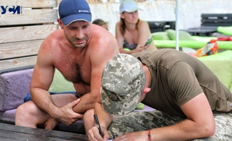 На одеських пляжах вручали повістки відпочивальникам. Чи законно це - відповіли в ОВА