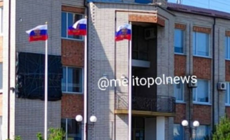 У Кирилівці вимагають побори з підприємців, а туристи відпочивають під російськими прапорами