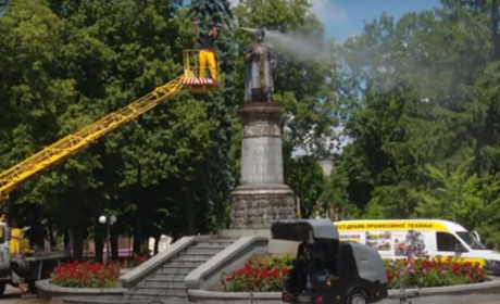 Комунальним службам Чернігова допомогла в прибиранні відома іноземна компанія
