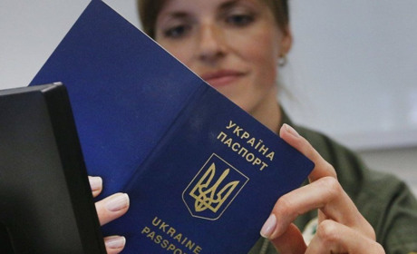 Українці за кордоном зможуть оформити паспорти — Кабмін