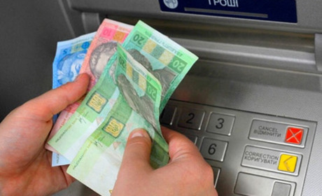 Жінці загрожує до 8 років позбавлення волі: викрадала картку та знімала гроші