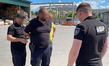 У Сарнах затримали поліцейського на хабарі за відтермінування мобілізації