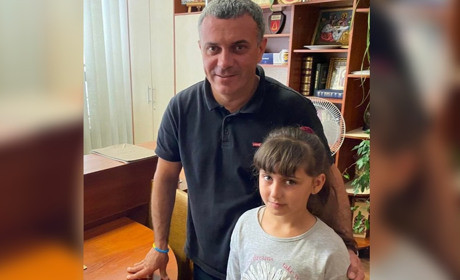 Мер Балти Сергій Мазур зустрівся зі школяркою Лілією, яка плете і продає браслети на підтримку ЗСУ