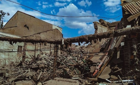 Росіяни завдали авіаудару по Лисичанську: зруйновано палац культури та житлові будинки