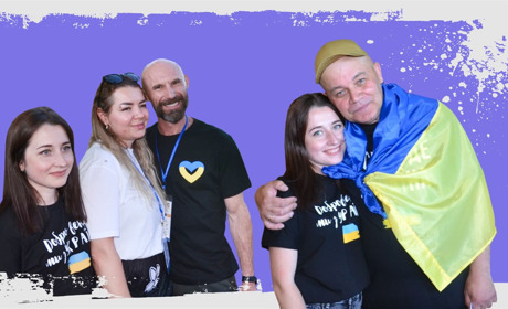 Збирають аптечки, шиють плитоноски, вантажать гуманітарку. Як переселенці волонтерять у Чернівцях