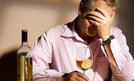 Чому люди п'ють і як їм допомогти