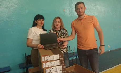 Для дистанційного навчання. Вчителі Мар'їнської громади отримали нові ноутбуки