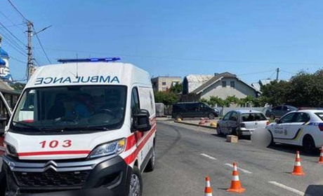 У Лужнах зіткнулися легковик та швидка, через ДТП перекрили трасу