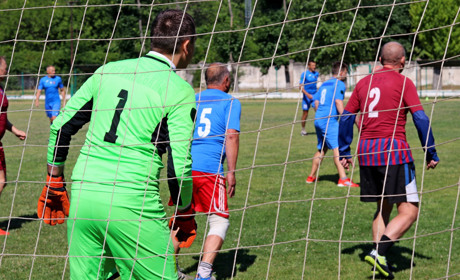 Ветерани футболу Нікополя провели матч пам'яті воротаря СК «Колос» Сергія Кірієнка