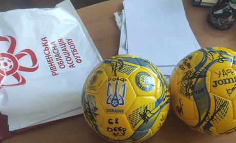 Футболісту-воїну з села Любахи збірна України передала футболку з підписами