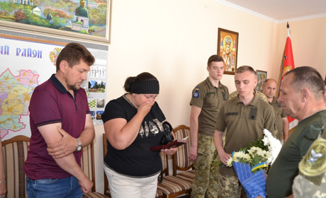 Батькам загиблих курсантів вручили державні нагороди