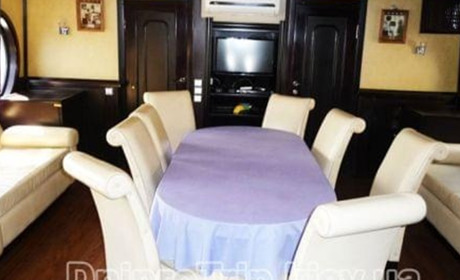 Оренда моторних яхт у Києві для незабутнього дівич-вечора