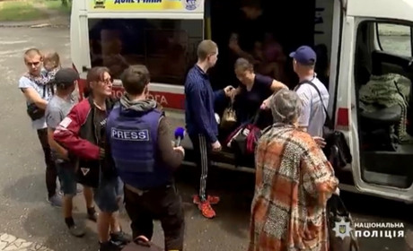 "Кожна евакуація – це спецоперація". Поліцейські вивезли з-під обстрілів жителів Новомихайлівки