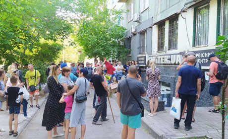 Бердянський гуманітарний центр у допомогає бердянцям у Запоріжжі та вдома