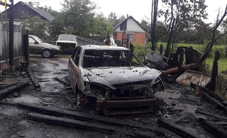 Дві знищені автівки, зруйновані дахи 4 будівель – наслідки пожежі в Городниці