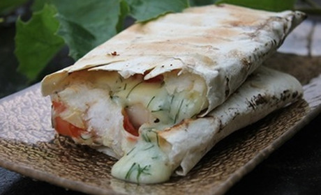 Стіл за 15 хвилин: прості рулети з лаваша