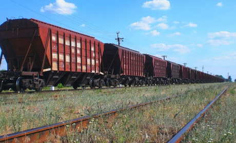 Росіяни й далі вивозять українське зерно: у Мелітополь пригнали потяг для завантаження