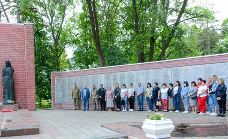 Квіти та хвилина мовчання: у Кагарлику вшанували пам'ять жертв війни в Україні