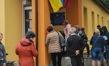 У Золотоніському Центрі волонтери ООН реєструють переселенців для отримання фінансової допомоги