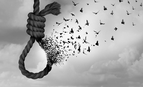 Знайшли повішеною: на Одещині виявили тіло дівчини у зашморгу