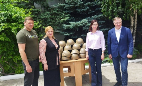 Компанія "Метінвест" передала Покровській громаді 90 кевларових касок
