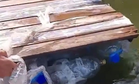Підлітки подорожували Тясмином на саморобному плоту. Відео