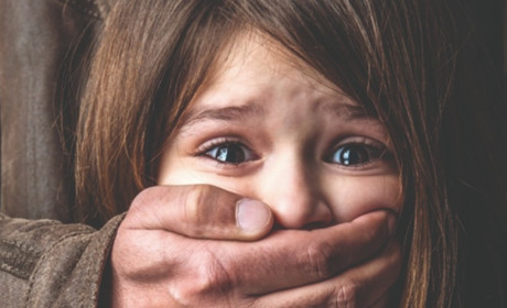 Вітчима на Одещині підозрюють у розбещенні малолітньої падчерки