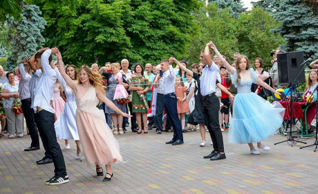 Старт випускним урочистостям 11-х класів на Кагарличчині дали ліцеїсти