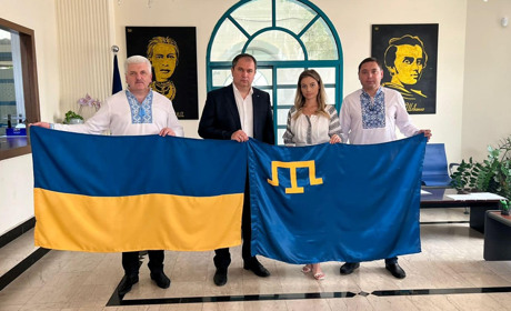 У Консульстві України в Дубаї вшанували кримськотатарський прапор