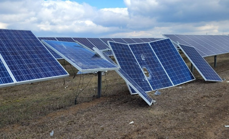 Сонячна електростанція у Токмаку пошкоджена через обстріли, але не викрадена
