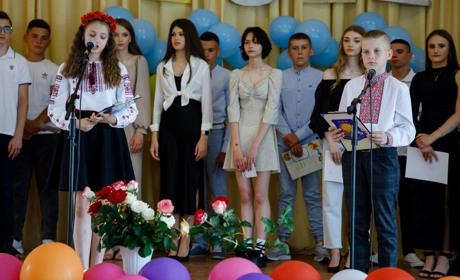 Барська школа №4 вручила 9-класникам свідоцтва про закінчення базової середньої освіти