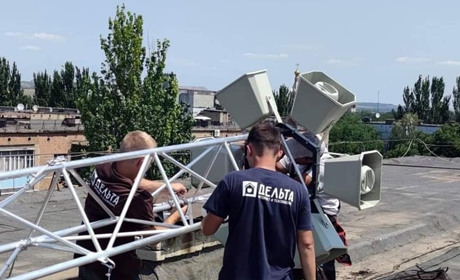 На п'ятий місяць війни. У Кураховому почали монтувати систему оповіщення