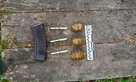 На Чернігівщині поліцейські виявили схрон з боєприпасами військових рф